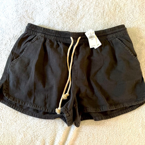aerie Pants - NWT Aerie black shorts. Medium. Bought hoping to fit in them:)
